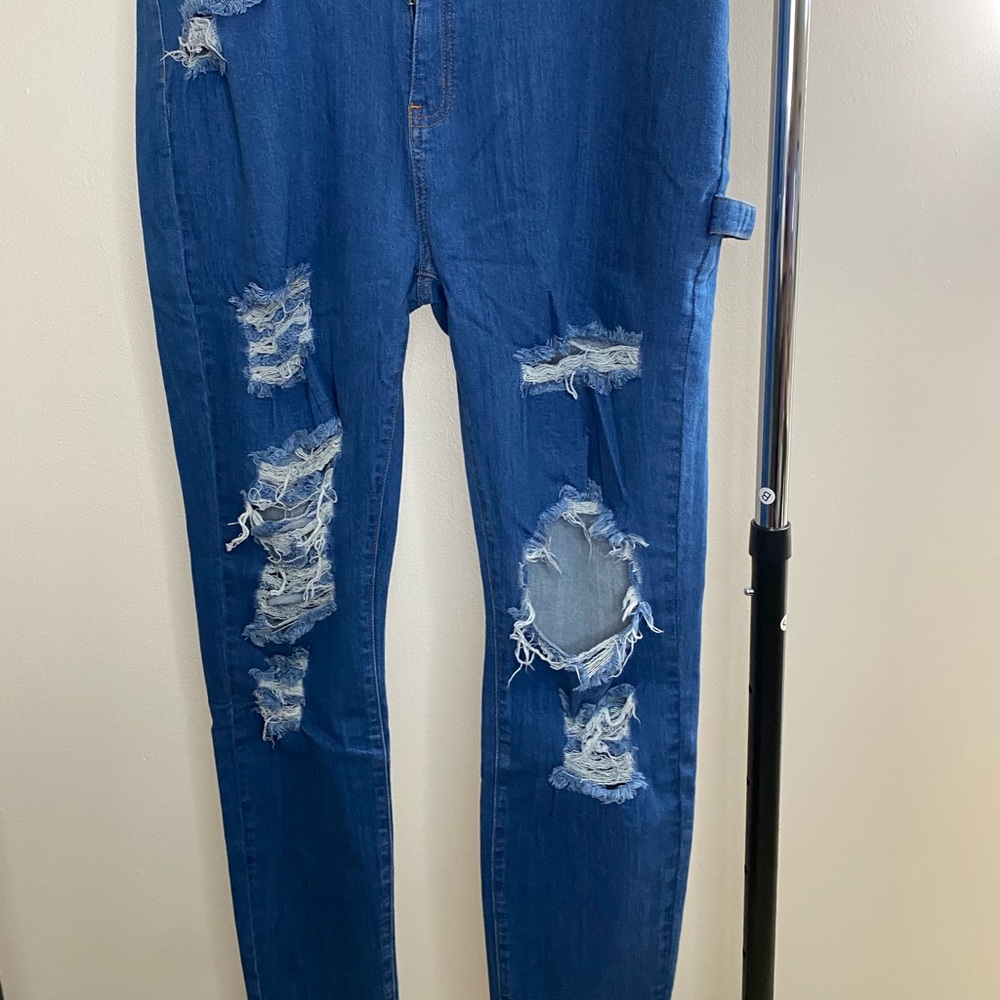 BNWT Fashion Nova dark wash distressed jeans. Sz: 20